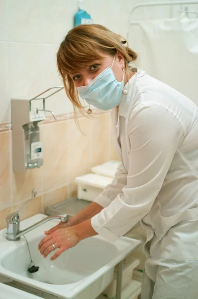 Trabajadora lavándose las manos —  Fotos de Stock