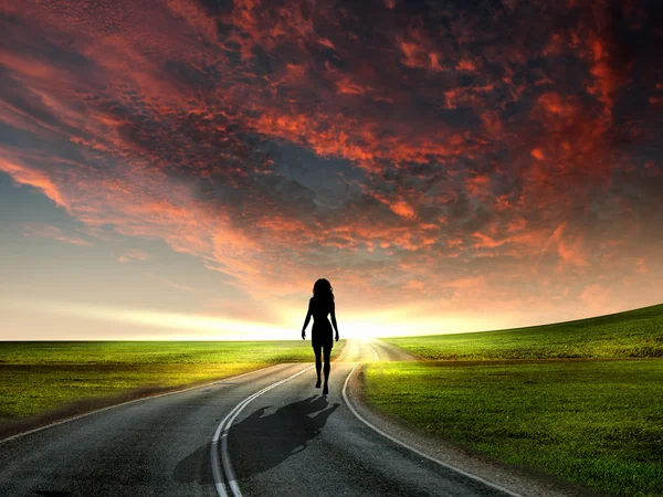 Omul pleacă în zori de-a lungul drumului — Fotografie, imagine de stoc
