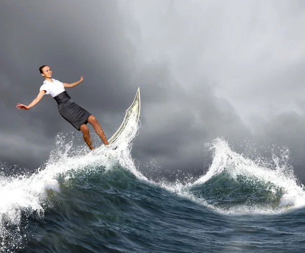 Бізнес-леді серфінг на морських хвилях — стокове фото