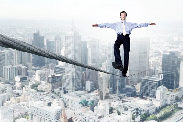 Człowiek biznesu balansując na lina — Zdjęcie stockowe