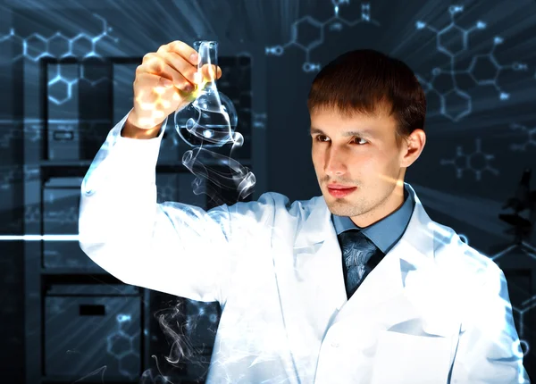 Junge Chemikerin arbeitet im Labor — Stockfoto
