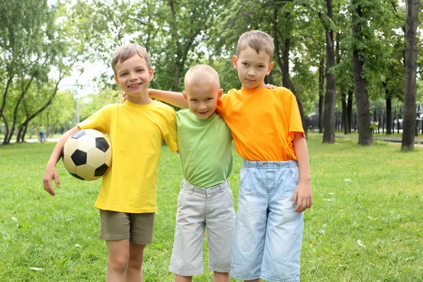 Három fiú, a parkban — Stock Fotó