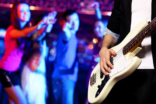 夜のクラブで実行する若いギター プレーヤー — ストック写真