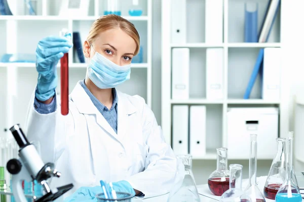 Jovem cientista trabalhando em laboratório — Fotografia de Stock