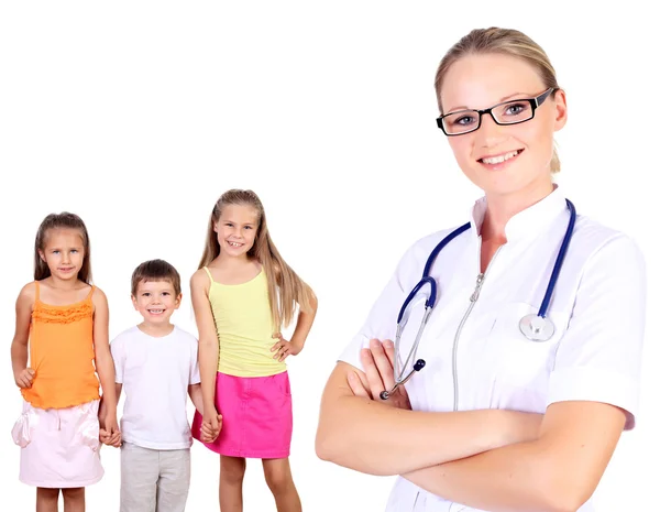 Лікар і сім'я з дітьми — стокове фото