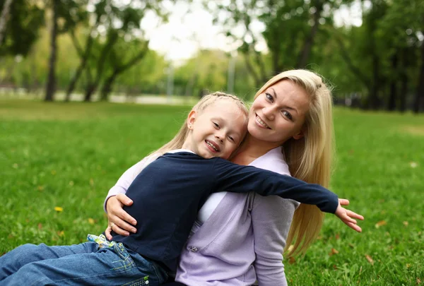 Mor och dotter i parken — Stockfoto