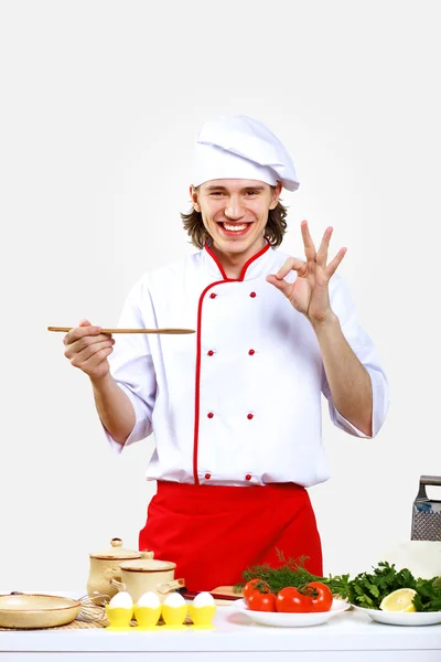 Retrato de um jovem cozinheiro em uniforme — Fotografia de Stock