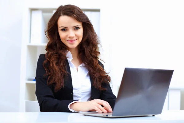 Jonge busines vrouw met laptop — Stockfoto