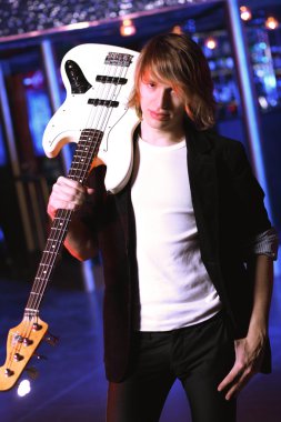 gece kulübünde gerçekleştiren genç gitarist