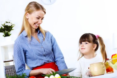genç anne evde onu daoghter ile pişirme