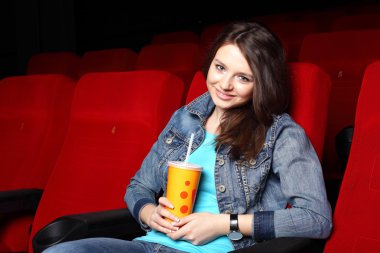 Sinemada film izlemek genç kız