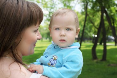 Onun dışında erkek bebek ile anne