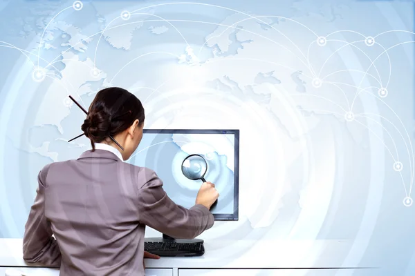 Zakenvrouw werken met virtuele digitale schermen — Stockfoto