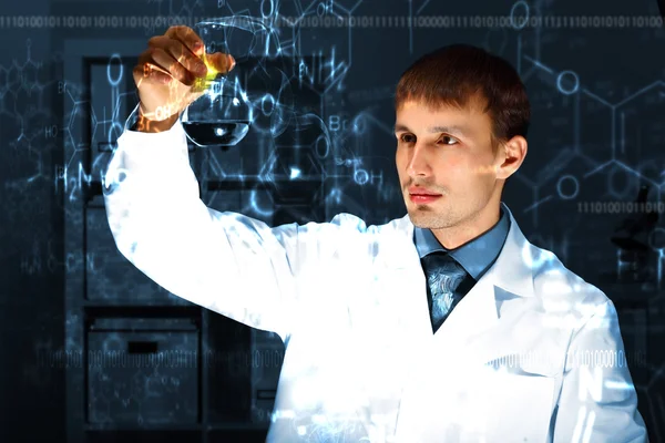 Junge Chemikerin arbeitet im Labor — Stockfoto