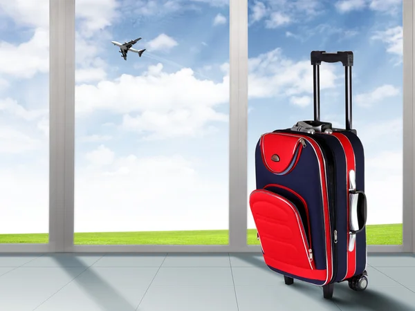 Rode koffer en vliegtuig — Stockfoto
