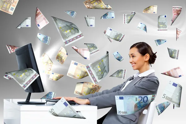 Affärskvinna på arbetsplatsen och pengar symboler — Stockfoto