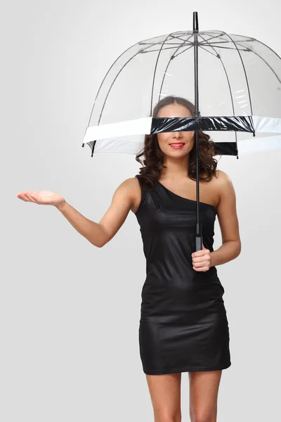 Kvinna i svart klänning med paraply — Stockfoto