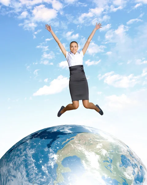 Giovane donna che salta e il nostro pianeta terra — Foto Stock