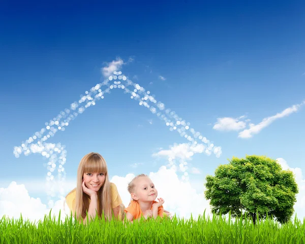 A gyermekek és a szülők, a zöld fű kollázs비즈니스 우먼 스트레칭 — Stock Fotó