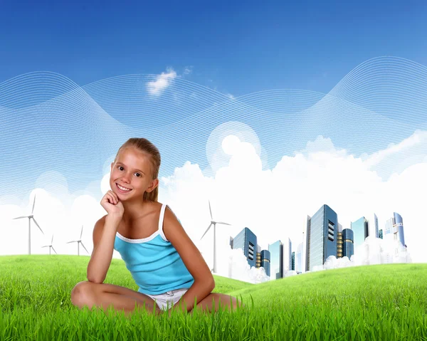 Усміхнена дівчина на зеленій траві — стокове фото