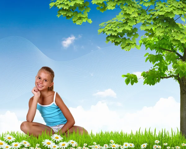 Yeşil çimenlerin üzerinde gülümseyen kız — Stok fotoğraf