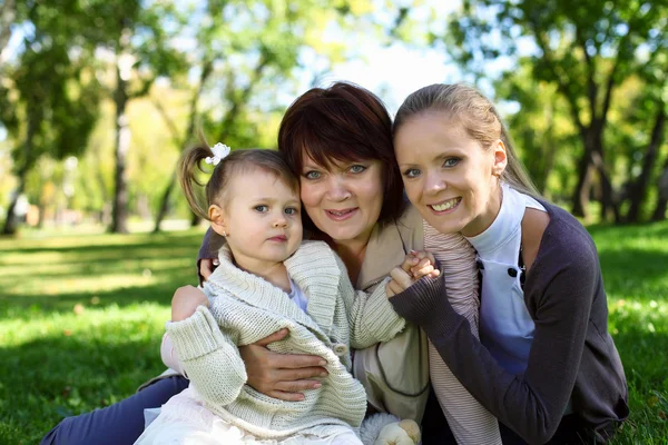 Family in summer park — Stock Photo, Image