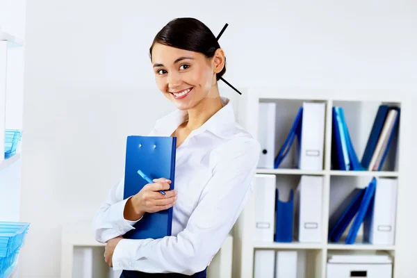 Junge Frau in Businesskleidung im Büro — Stockfoto