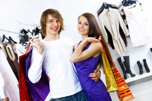 Jeune couple faisant du shopping ensemble — Photo