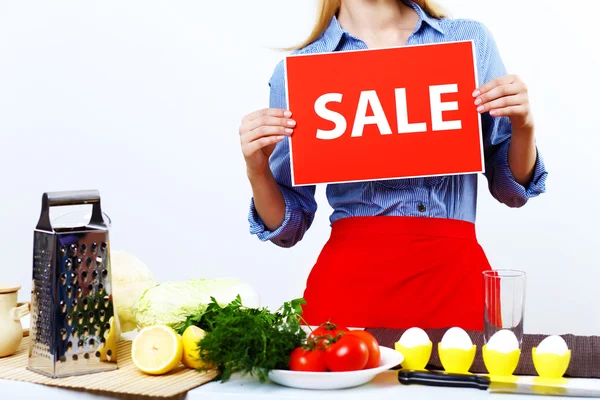 Frau kocht zu Hause frische Mahlzeit — Stockfoto