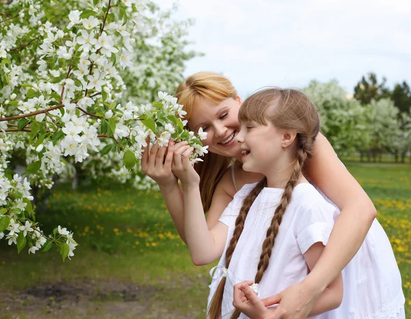 Meisje met moeder in voorjaar park — Stockfoto