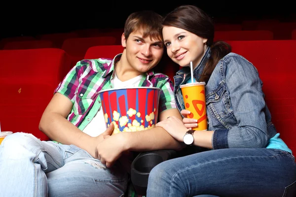 Νεαρό ζευγάρι στον κινηματογράφο, παρακολουθώντας την ταινία — Φωτογραφία Αρχείου