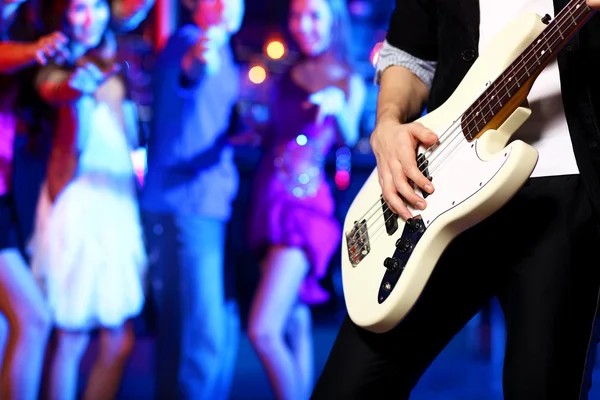 Jonge gitarist uitvoeren in nachtclub — Stockfoto