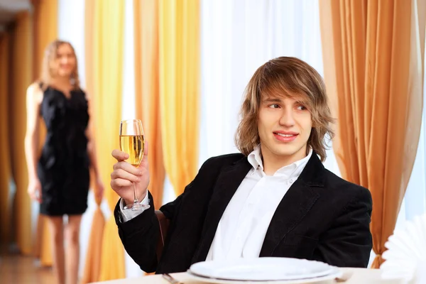年轻英俊的男人坐在餐厅 — 图库照片