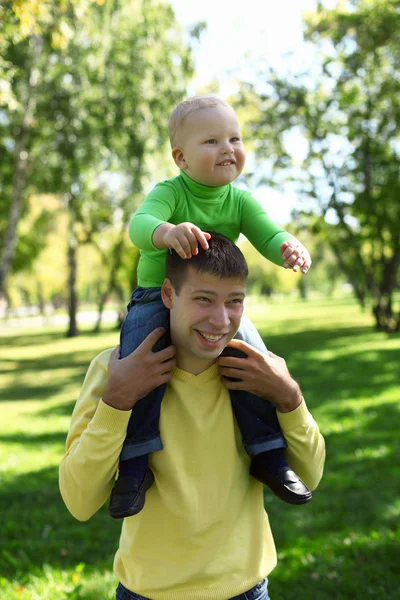 Otec s malým synem v parku — Stock fotografie