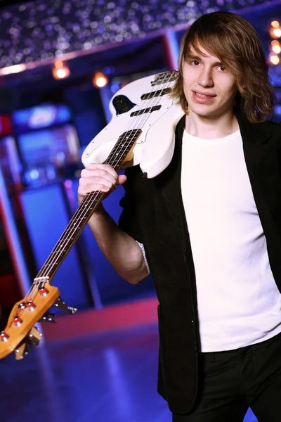 Молодий гітарист виступає в нічному клубі — стокове фото