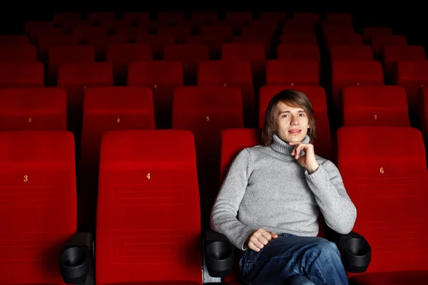 Jovem no cinema assistindo filme — Fotografia de Stock