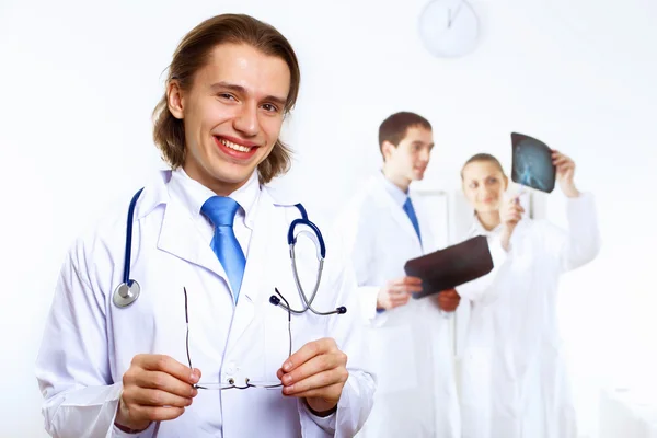 Freundlicher Arzt in der Arztpraxis — Stockfoto