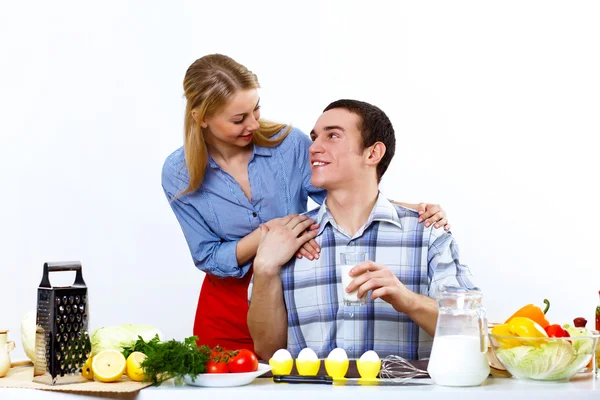 Mann und Frau beim gemeinsamen Kochen zu Hause — Stockfoto