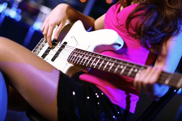 Unga gitarrspelare utför i nattklubben — Stockfoto