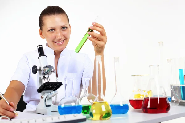 Científica en un laboratorio de química — Foto de Stock