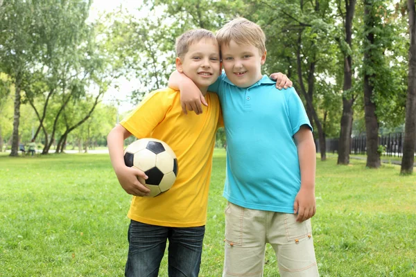 Chłopcy w parku z piłką — Zdjęcie stockowe