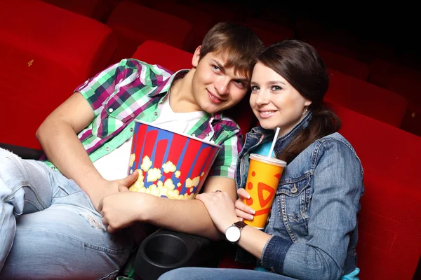映画を見る映画館で若いカップル — ストック写真