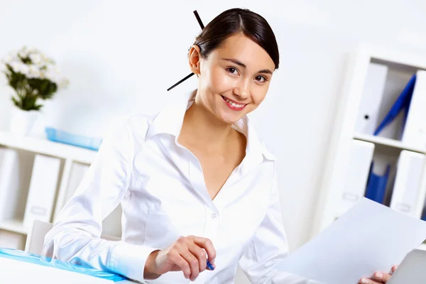 Junge Frau in Businesskleidung im Büro — Stockfoto