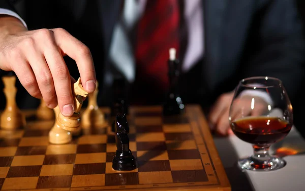 Geschäftsmann spielt Schach — Stockfoto