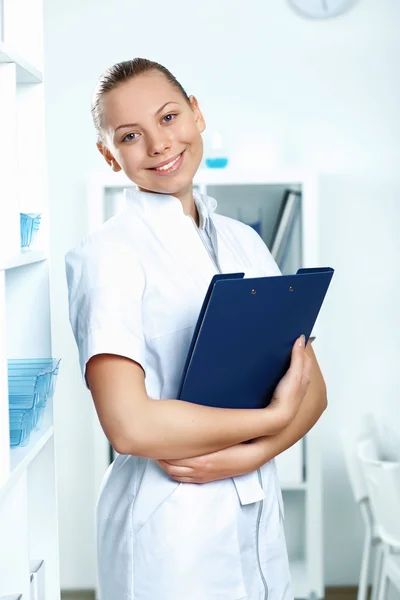 Junger Arzt in weißer Uniform — Stockfoto