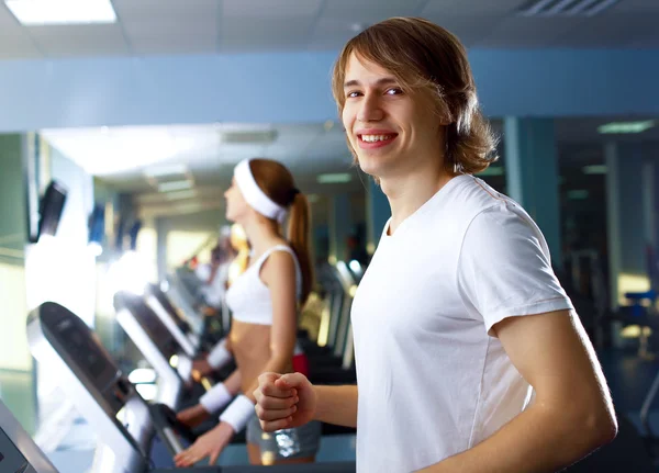 Junger Mann treibt Sport im Fitnessstudio — Stockfoto