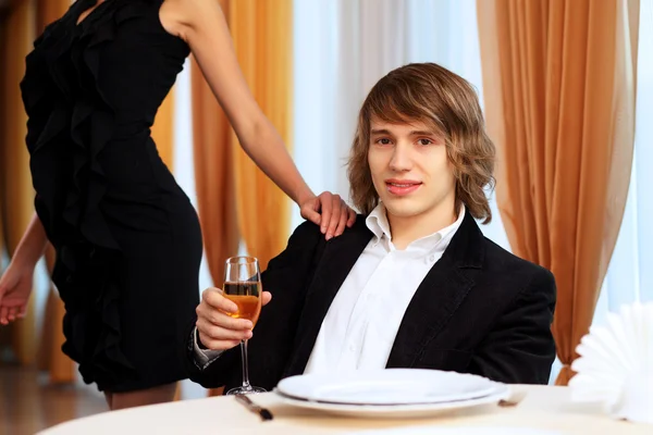年轻英俊的男人坐在餐厅 — 图库照片