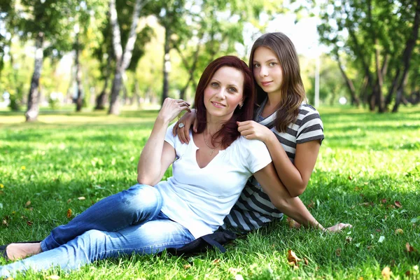 Madre con su hija en el parque de verano — Foto de Stock