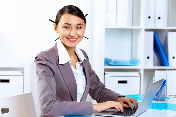 Junge Frau in Businesskleidung arbeitet im Büro — Stockfoto
