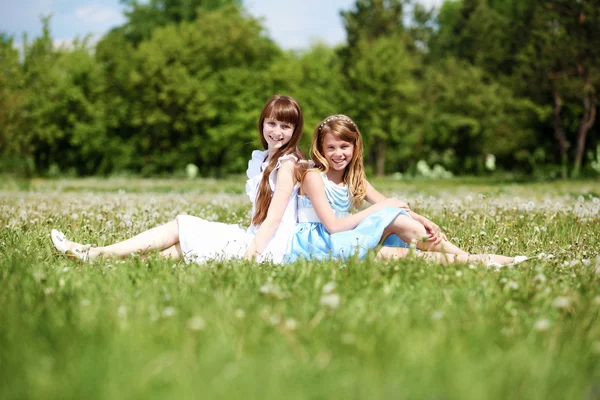 Две девочки играют в парке — стоковое фото